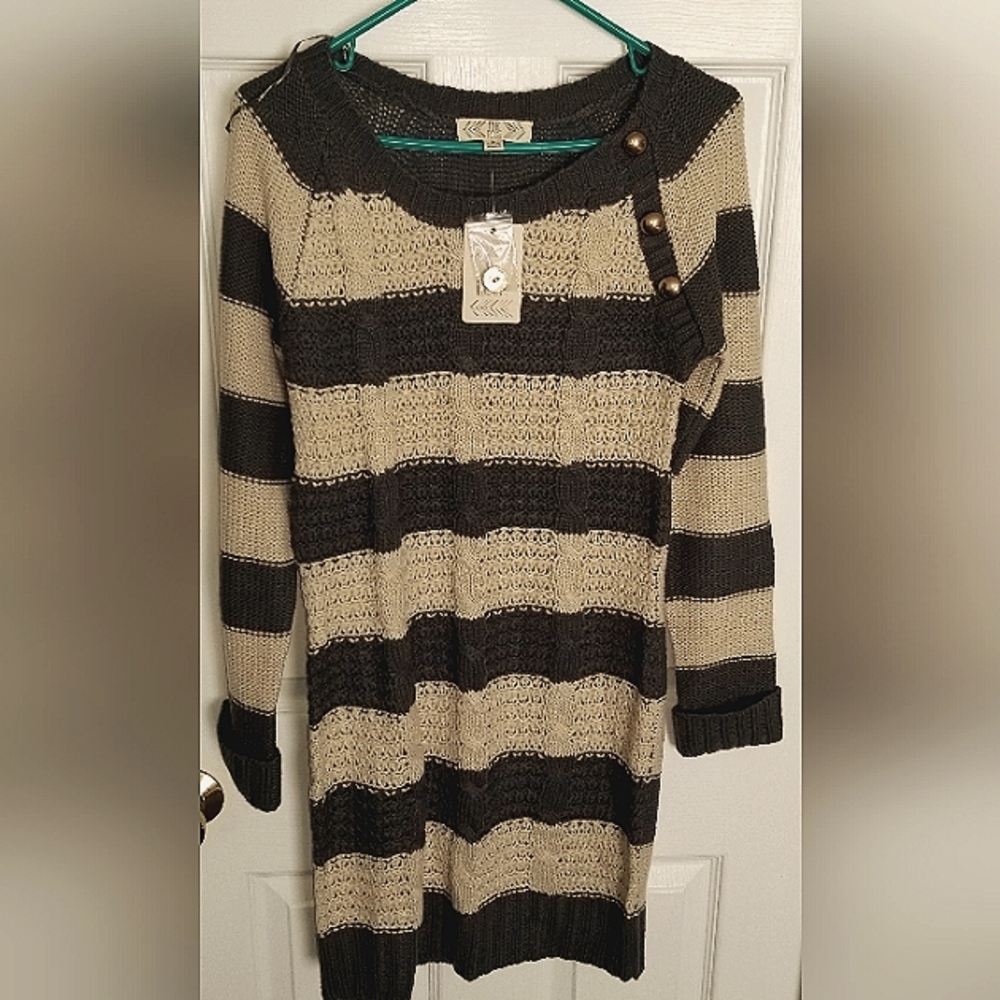 NWT.    PINK ROSE CABLE KNIT SWEATER DRESS/ TUNIC.     SZ- Med